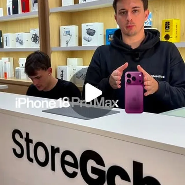 El iPhone 18 Pro Max en mano, en el local
